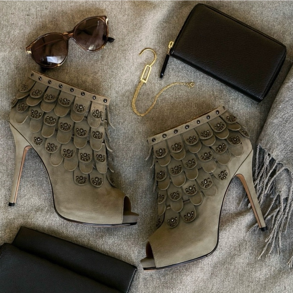 Givanno peep toe suede scalloped studded heels ❤️